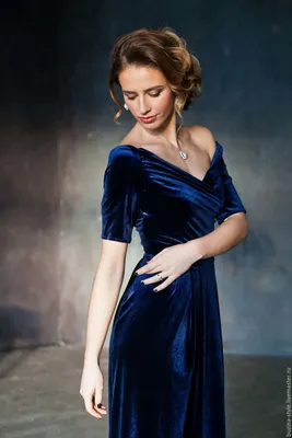 Синее платье по фигуре со спущенными плечами с разрезом на ноге