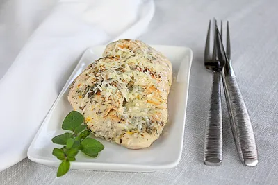 Фаршированные куриные грудки со шпинатом и сыром: рецепт - Лайфхакер