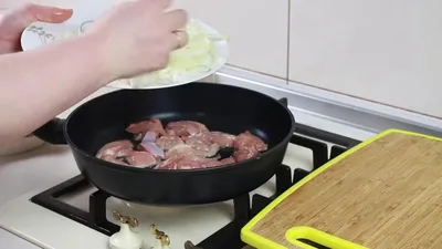 Курица с луком и томатной пастой на сковороде - Пошаговый рецепт с фото