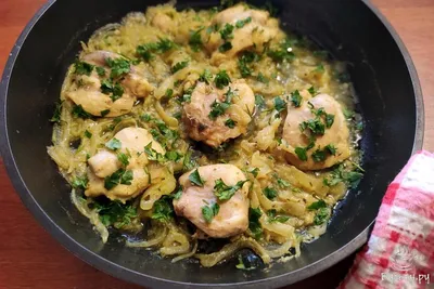 Куриное филе, тушенное с овощами на сковороде: рецепт - Лайфхакер