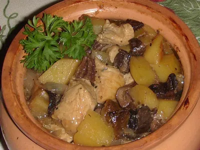 Вкусный Рецепт: Картошка с грибами под сыром в горшочках