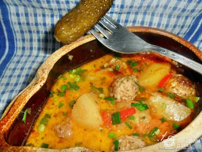 Яйца с курицей и овощами в горшочке