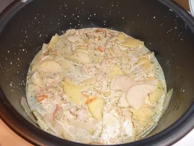 Курица с картофелем в сливочно-сырном соусе в мультиварке