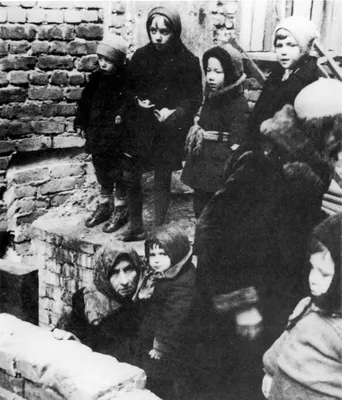 Маленькие жители блокадного Ленинграда у бомбоубежища — военное фото