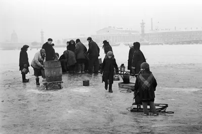 Жители блокадного Ленинграда идут на Неву за водой — военное фото