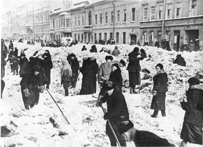 Жители блокадного Ленинграда на уборке улиц от снега — военное фото