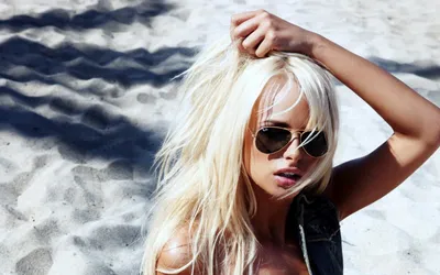 Фото красивых блондинок в очках на улице | Model, Blue top women, Rhian  sugden