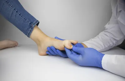 От анемии до рака: опасные болезни, которые можно определить по цвету ногтей  на ногах | DOCTORPITER