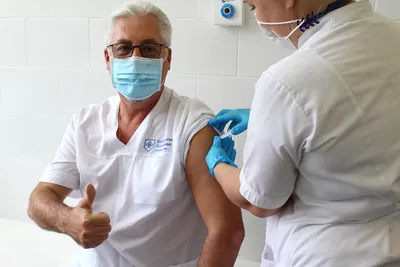Главный врач Боткинской больницы вакцинировался «Спутником V»