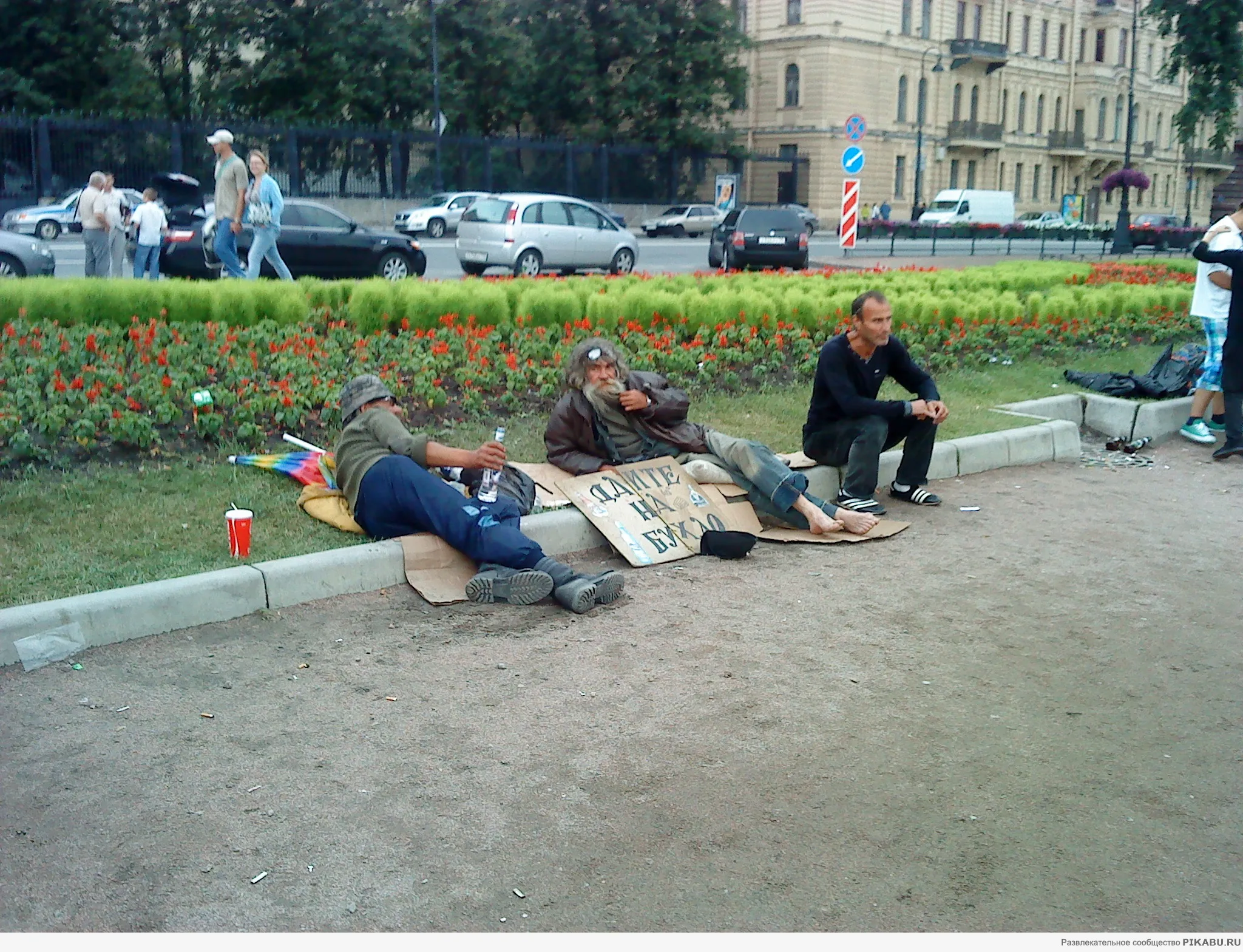 В питере сосется с бомжами. Бомжи в центре Петербурга.