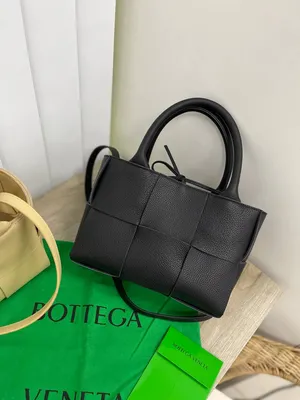 Женская кожаная сумка Bottega Veneta Padded Cassette Bag черная - купить в  Москве с доставкой по РФ