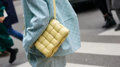 Полукруг и квадрат: Bottega Veneta показали сумки из весенне-летней  коллекции 2021 | Sobaka.ru