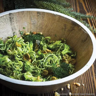 Кулинарные рецепты - Спагетти с брокколи, шпинатом и оливками в карамели -  с фото и видео инструкцией на сайте Bonduelle.ru
