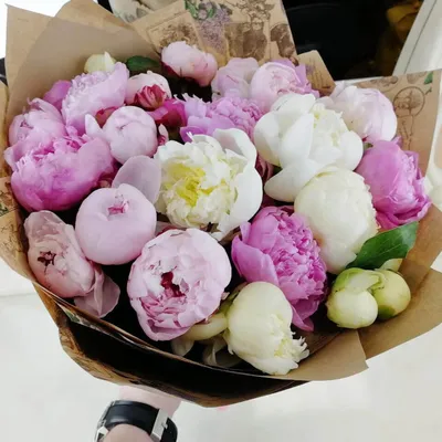 Букет белых и розовых пионов за 15 890 руб. | Бесплатная доставка цветов по  Москве