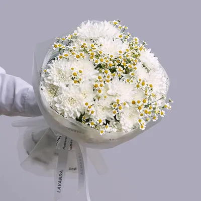 Нежный букет ромашек и белых хризантем - купить с доставкой в Омске -  LAVANDA