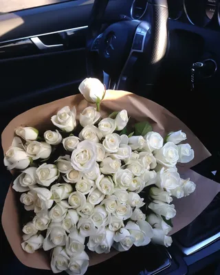 Большой букет белых роз в машине - 49 фото