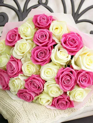 Букет из розовых и белых роз 25 шт. купить от 3750 рублей в  интернет-магазине