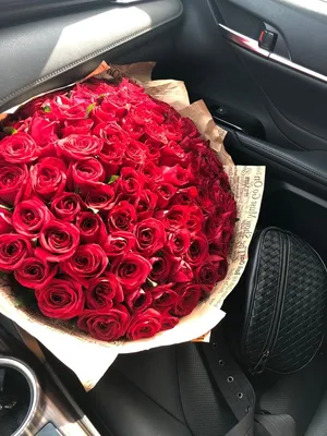 Букет красных роз в машине - 52 фото