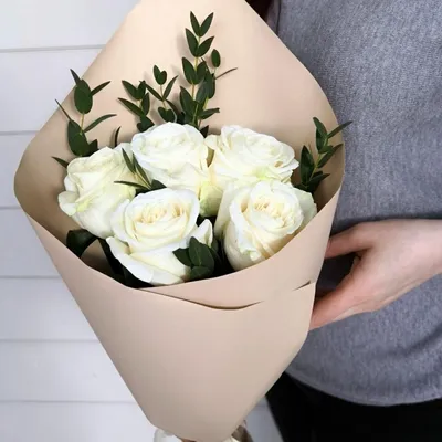 Купить Букет из 5 белых роз и рускуса в Москве недорого с доставкой