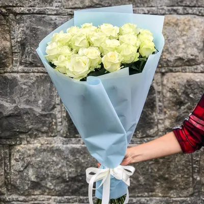 Букет из 25 белых роз Аваланч с курьерской доставкой по Киеву от  интернет-магазина Камелия