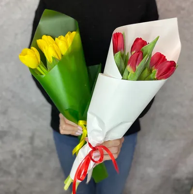 Букет из 5 тюльпанов в матовой пленке – купить с доставкой в Москве