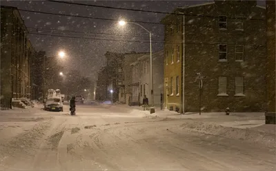 Обои на рабочий стол Ночные городские улицы под падающим снегом, обои для  рабочего стола, скачать обои, обои бесплатно