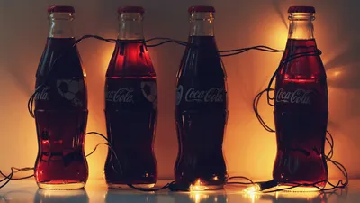 Бутылки Кока-Колы связанные новогодней гирляндой - обои для рабочего стола,  картинки, фото