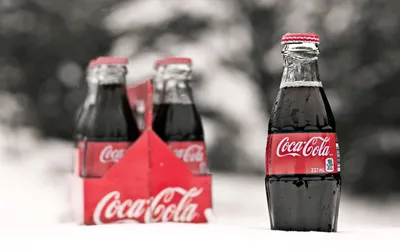 Бутылки Кока-Кола в снегу - обои на рабочий стол