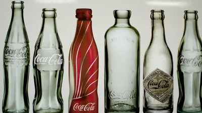 Обои Бутылки от Кока-Колы, картинки - Обои для рабочего стола Бутылки от  Кока-Колы фото из альбома: (бренды)