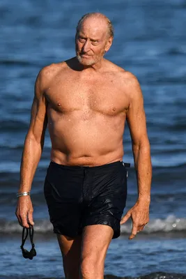 Чарльз Дэнс в 73 года демонстрирует свое впечатляющее пляжное тело, целуя загадочную блондинку в Венеции | Солнце США
