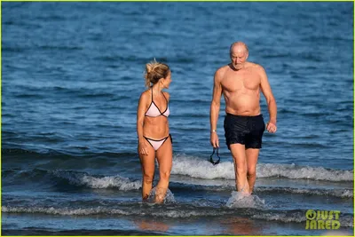 Чарльз Дэнс из "Игры престолов" демонстрирует подтянутое тело на пляже в 73 года: Фото 4479968 | Чарльз Дэнс, фотографии без рубашки | Просто Джаред: Новости развлечений