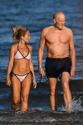 Чарльз Дэнс в 73 года демонстрирует свое впечатляющее пляжное тело, целуя загадочную блондинку в Венеции | Солнце США