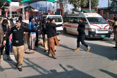 Взрыв в пакистанской мечети унес жизни 27 человек