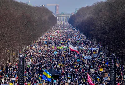 В Берлине 100 тысяч человек вышли на акцию против вторжения России в  Украину (ФОТО, ВИДЕО)