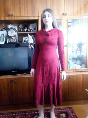Необычное темно-красное платье с капюшоном — цена 300 грн в каталоге  Длинные платья ✓ Купить женские вещи по доступной цене на Шафе | Украина  #60710795