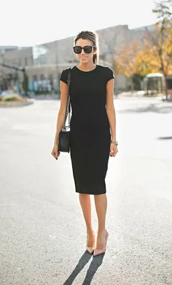 Модный лук: черное кружевное платье с пышной юбкой, бежевые кожаные туфли,  черный браслет | Лукастик