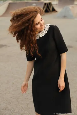 Стильное черное бархатное платье по фигуре по колено со свободным рукавом в  Хабаровске