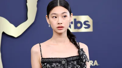 Игра «Кальмары» Дженни Чо, парикмахер звезды Хоён Чон, рассказывает, как она добилась своего образа на премии SAG Awards 2022 | Подростковая мода