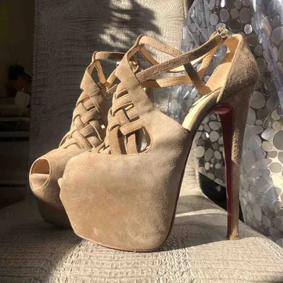 Золотые туфли Christian Louboutin на высоком каблуке с шпильками и красной  подошвой в модном магазине роскоши в Монте-Карло, Монако – Стоковое  редакционное фото © AndreaA. #266341698