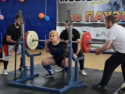 Пауэрлифтинг - Пауэрлифтинг или силовое троеборье (англ. powerlifting;  power — «сила, мощь» + lifting — «поднятие») – силовой вид спорта, имеющий  главной целью овладение максимально тяжелым весом. Существует мужской и  женский пауэрлифтинг. | Facebook