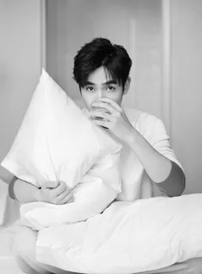 Actor Zhu Yilong releases fashion new photos - Chinadaily.com.cn