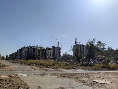 Город-призрак. Так сейчас выглядит Артёмовск. На первом фото –  неразорвавшийся суббоеприпас от кассетного снаряда. Такие здесь повсюду -  Лента новостей ДНР