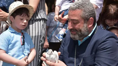 Армянский священник воспитывает солнечного ребенка, чтобы никто не боялся  диагноза \