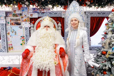 Жители Владивостока одними из первых в России побывали внутри поезда Деда  Мороза - фото - PrimaMedia