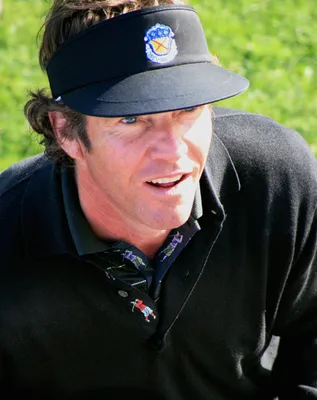 Файл:Деннис Куэйд играет в гольф.jpg — Wikimedia Commons