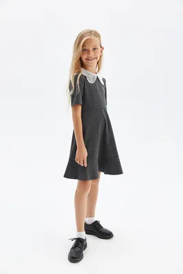 Приталенное платье из трикотажа со сменными воротничками для девочки серый  купить в интернет-магазине Silver Spoon