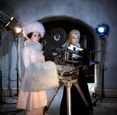 Джеральдин Чаплин и Джули Кристи на съемках фильма «Доктор Живаго» Дэвида Лина, 1965 год — Flashbak