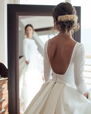 Смотреть ✓: Фото - Девушка в свадебном платье со спины