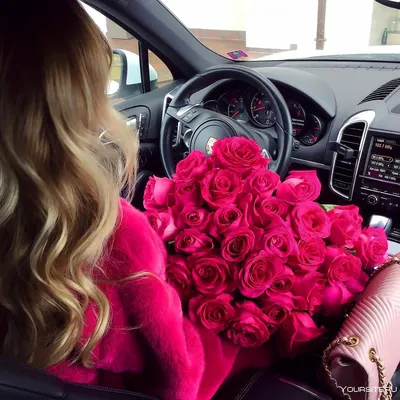 Девушка в машине с цветами - 35 фото