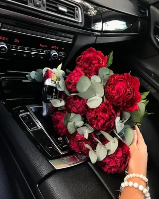 Букет цветов в машине - 44 фото